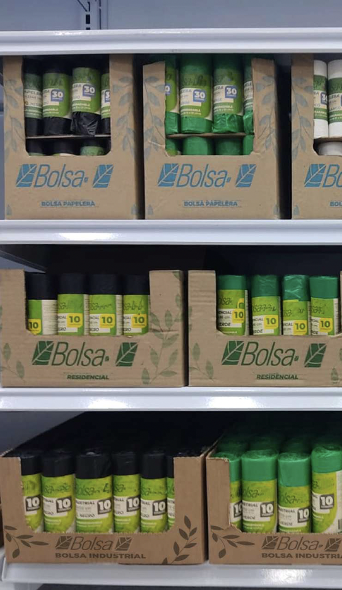 Estantería con cajas exhibidoras de Bolsas de Basura Perlad en góndola