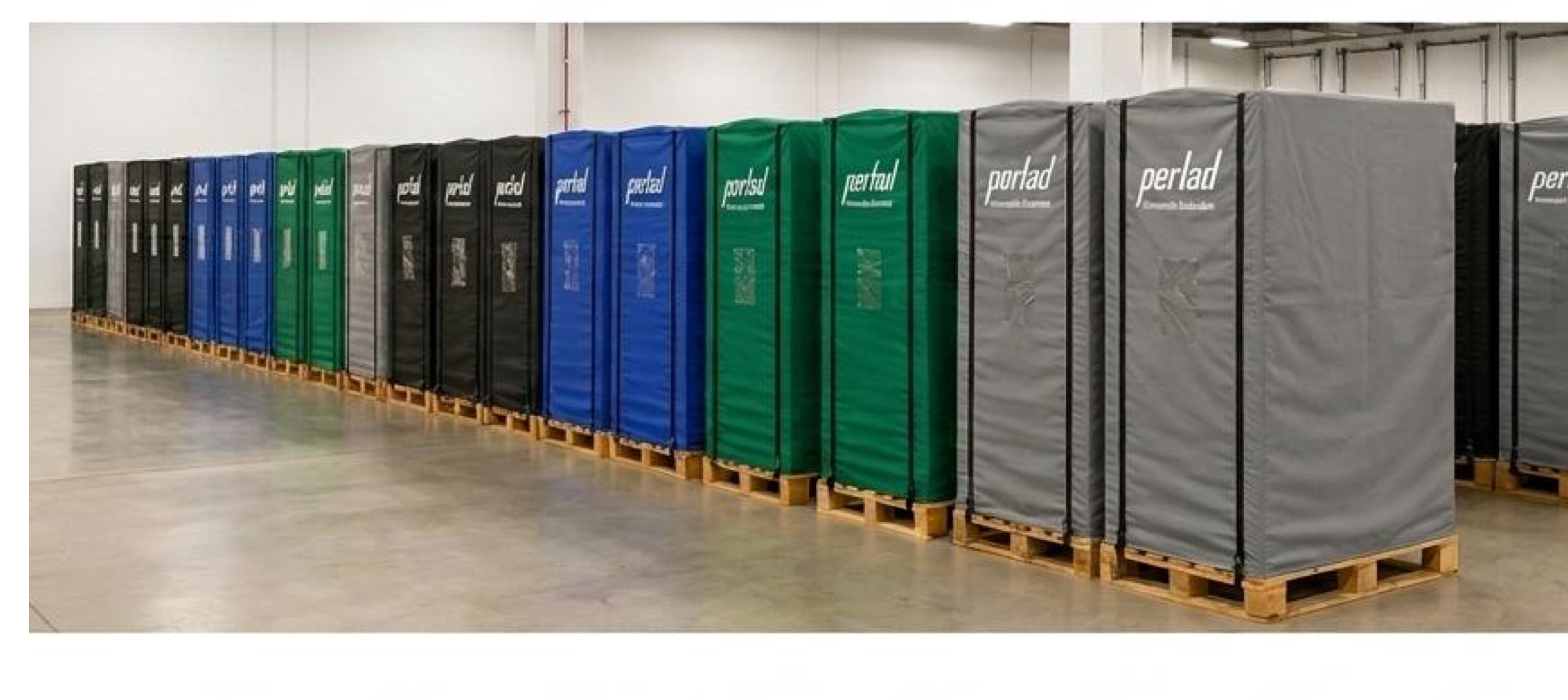 Bodega industrial con múltiples estibas equipadas con cubrepallets Perlad